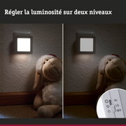 Veilleuse LED blanche réglable sur deux niveaux fixée au mur avec peluche dans chambre d'enfant
