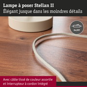 Lampe à poser Stellan II avec câble tissé beige et interrupteur intégré sur surface en bois