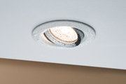 Spot LED encastré étanche avec cadre blanc et anneau chromé pour éclairage de salle de bain