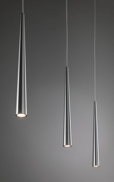 Drie slanke hanglampen van geborsteld zilverkleurig aluminium met warm wit LED-licht.