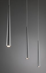 Drei schlanke Pendelleuchten aus gebürstetem Aluminium in Silber mit warmweißem LED-Licht.