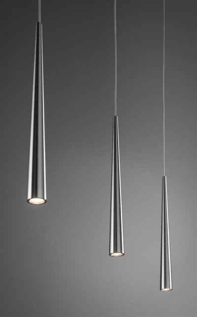 Drei schlanke Pendelleuchten aus gebürstetem Aluminium in Silber mit warmweißem LED-Licht.