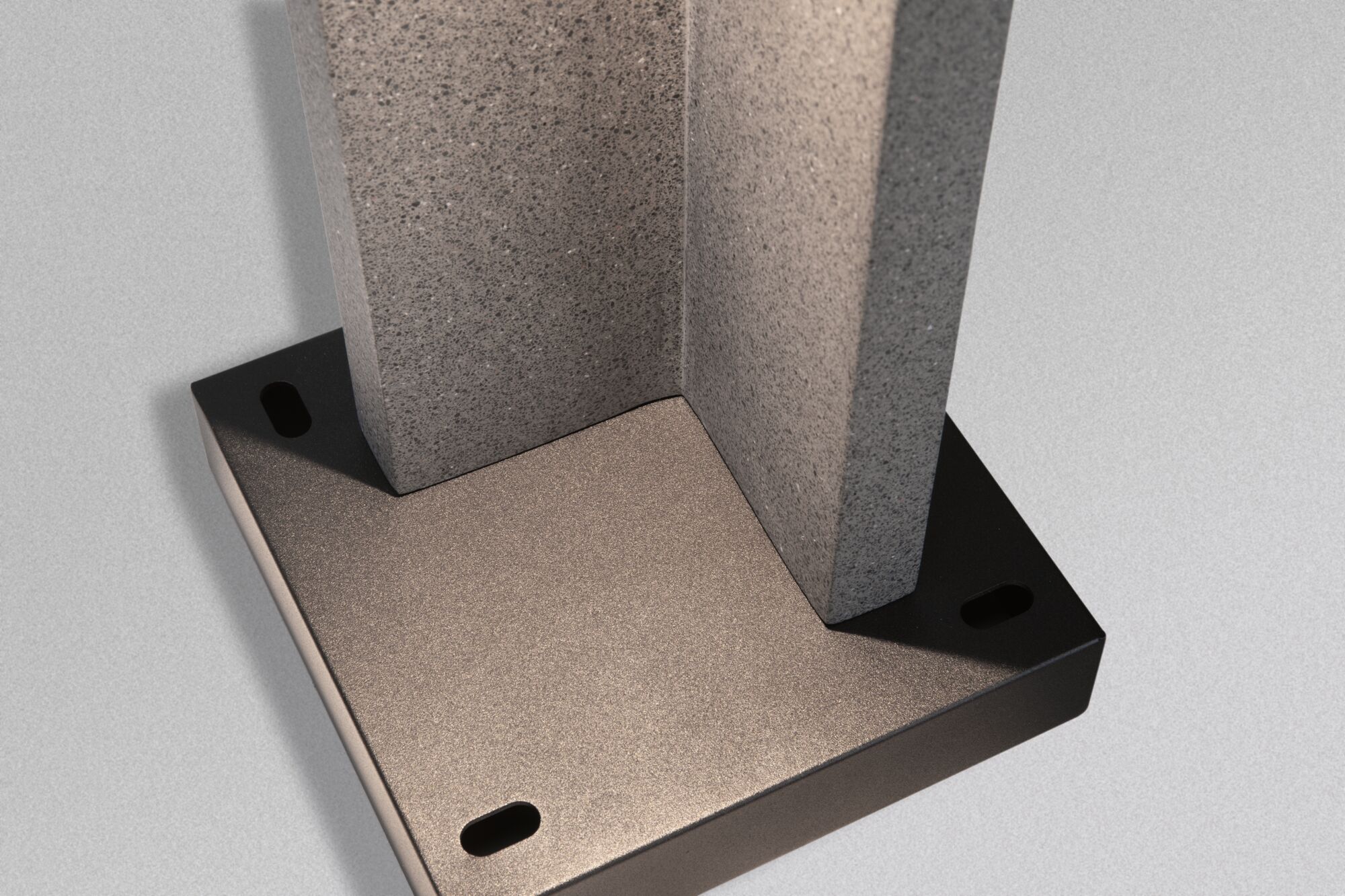 Antraciet metalen voet met twee grijze betonnen platen voor stabiele binnenmontage