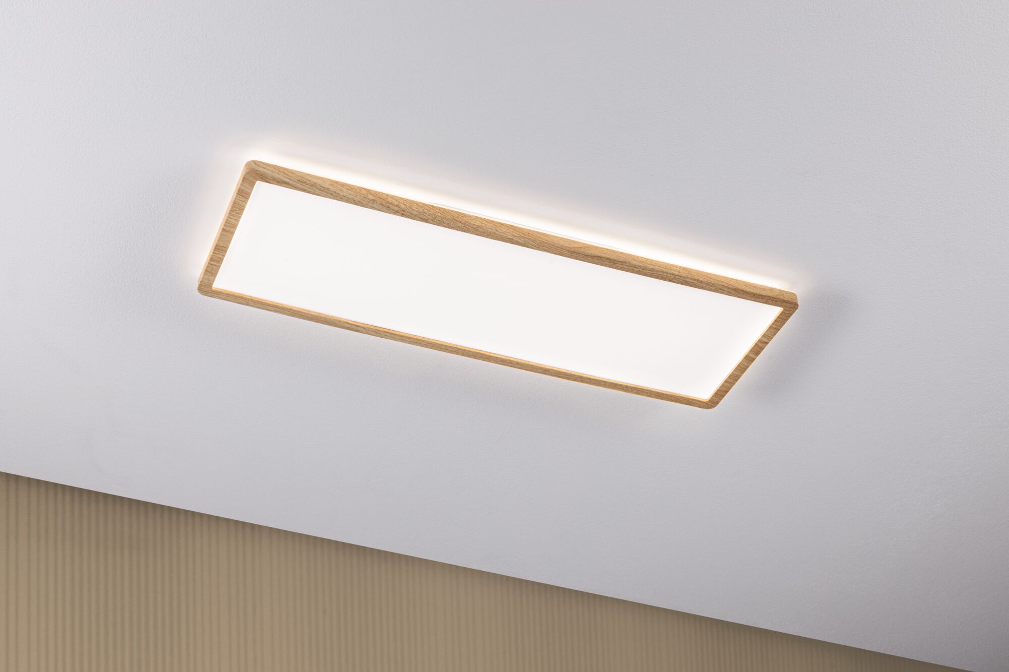 Rechteckige Deckenleuchte mit Holzrahmen und warmweißem LED-Licht für modernes Wohnambiente