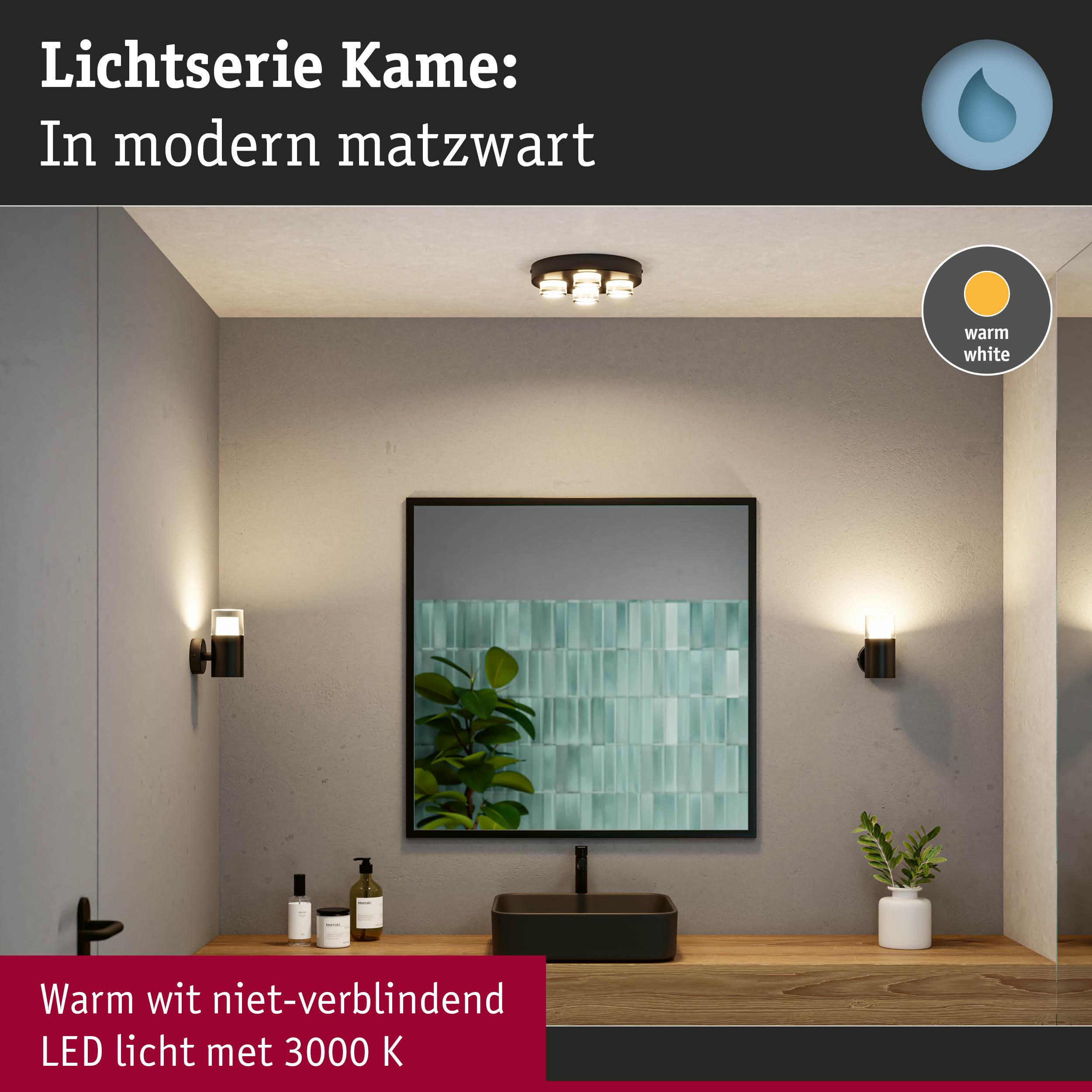Moderne matzwarte LED-wandlamp met warm wit 3000K licht in badkamer met spiegel en houten plank