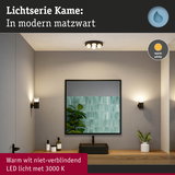 Moderne matzwarte LED-wandlamp met warm wit 3000K licht in badkamer met spiegel en houten plank