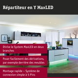 Cuisine blanche moderne avec éclairage LED sous les meubles et lumière verte au sol