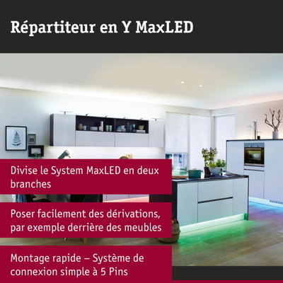 Cuisine blanche moderne avec éclairage LED sous les meubles et lumière verte au sol