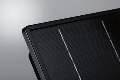 Gros plan sur un panneau solaire noir avec cadre solide pour une énergie durable efficace.