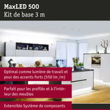 Cuisine blanche moderne avec kit d'éclairage LED MaxLED 500, kit de base 3 m pour lumière de travail et accents