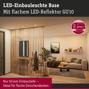 LED-Einbauleuchte Base mit flachem LED-Reflektor GU10 in modernem Wohnzimmer mit Holzlamellenwand