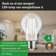 Transparante LED-lamp met warm wit licht en ultra-efficiënte energietechnologie tegen groene bosachtergrond
