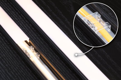 Sort LED-profil med mælkehvid diffuser og nærbillede af gennemsigtig stikforbindelse til 24V LED-strips.