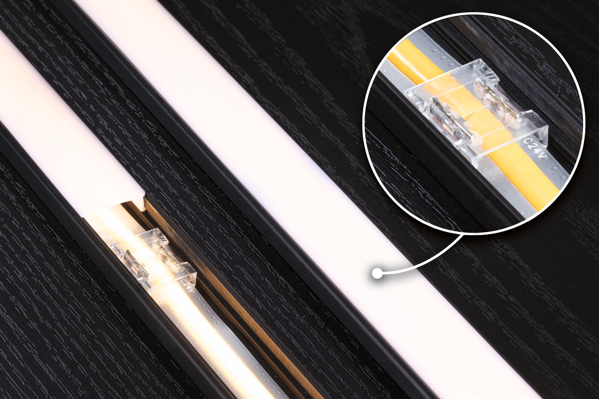 Profilé LED noir avec diffuseur laiteux et gros plan sur connecteur transparent pour bandes LED 24V.