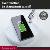 Chargeur sans fil blanc avec smartphone et robinet chromé illustrant la recharge sans fil