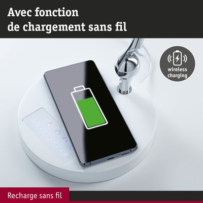 Chargeur sans fil blanc avec smartphone et robinet chromé illustrant la recharge sans fil