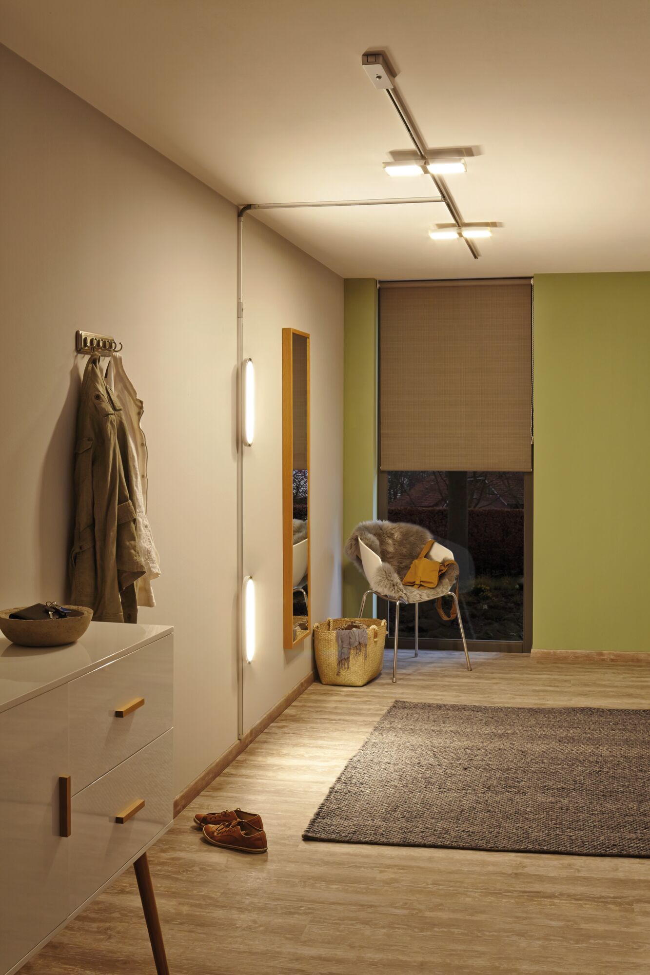 Modernes Flurlicht mit LED-Deckenleuchte und Wandlampen in warmweißem Licht für gemütliche Räume