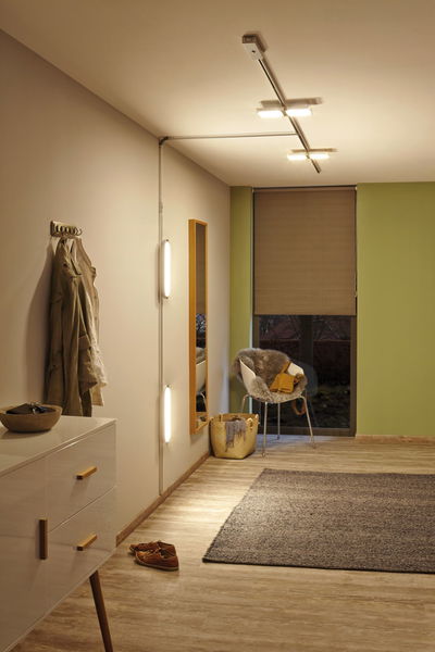 Modernes Flurlicht mit LED-Deckenleuchte und Wandlampen in warmweißem Licht für gemütliche Räume