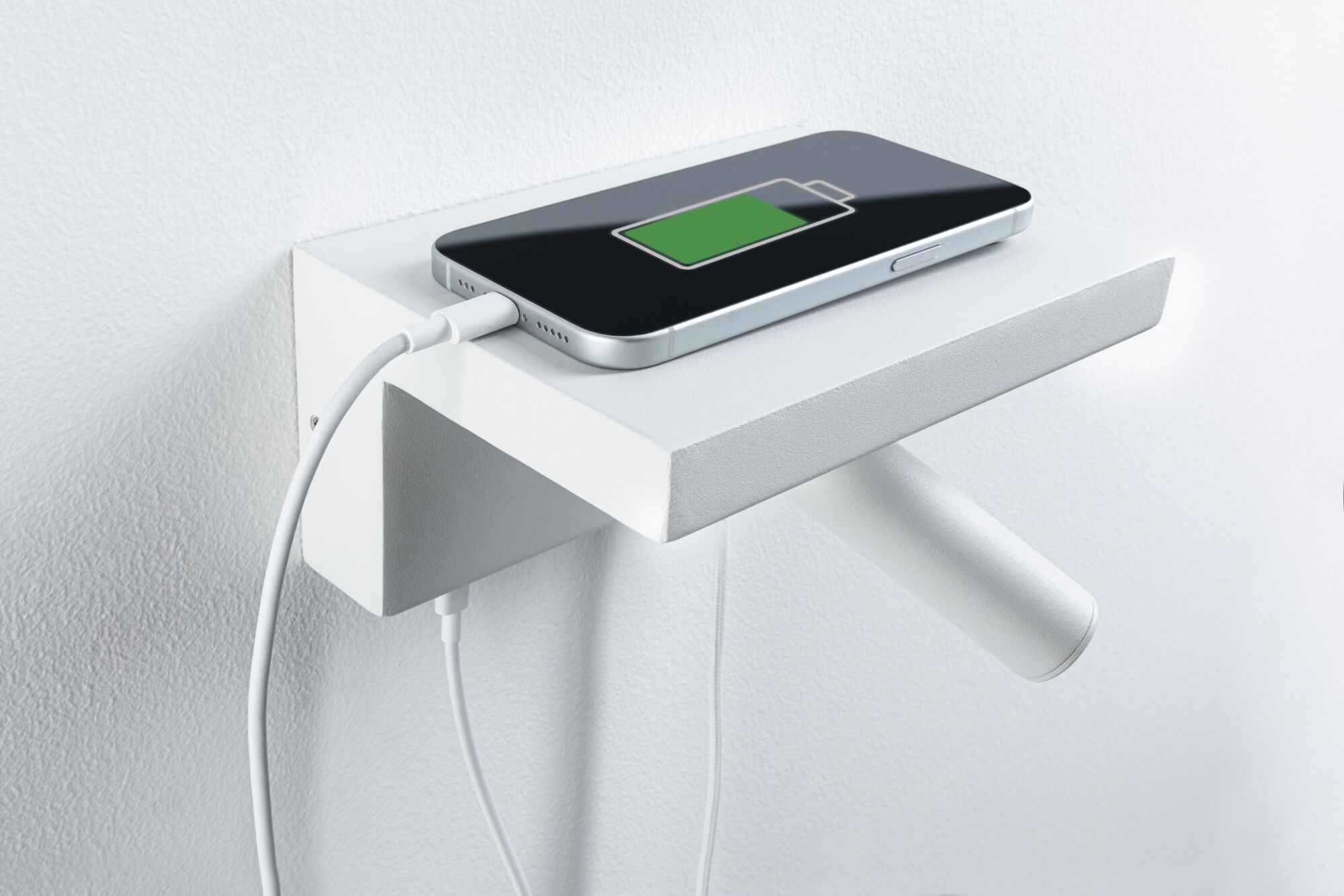 Weißer Wandhalter mit Ablage und integriertem USB-Ladeanschluss, Smartphone lädt mit grünem Akku-Symbol
