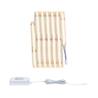 Flexibler LED-Streifen mit warmweißem Licht und weißem Netzteil für vielseitige Beleuchtungslösungen