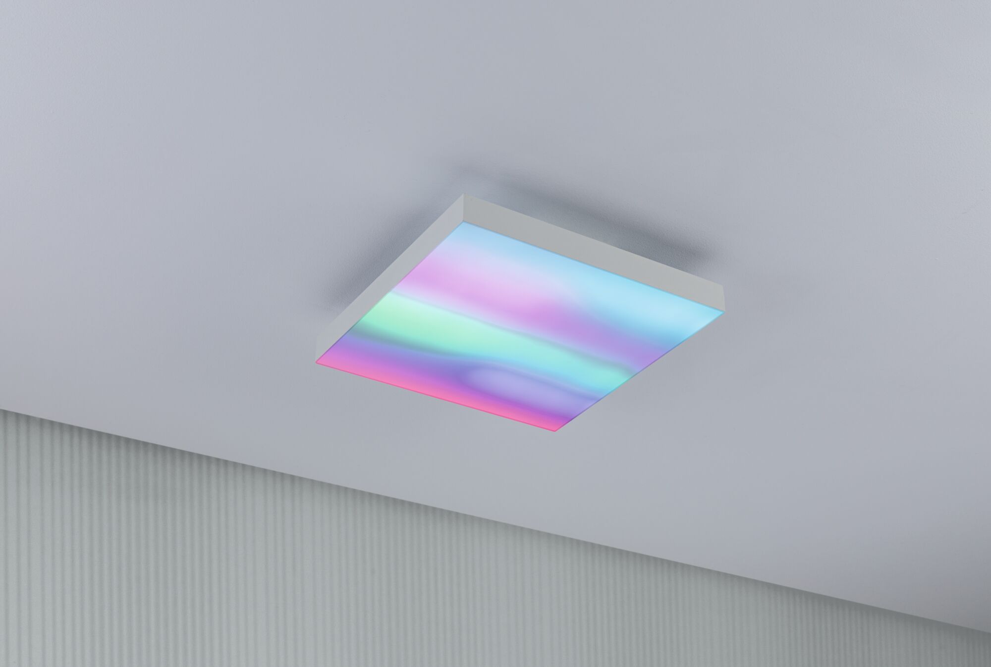 Plafonnier carré blanc avec LED RVB offrant un éclairage coloré pour un design intérieur moderne