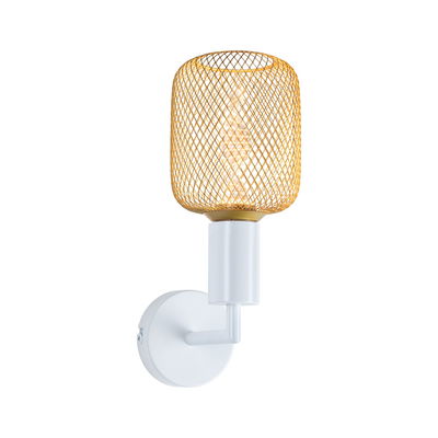 Wandlampe mit weißem Metallfuß und goldfarbenem Drahtgitter-Schirm für modernes Wohnambiente