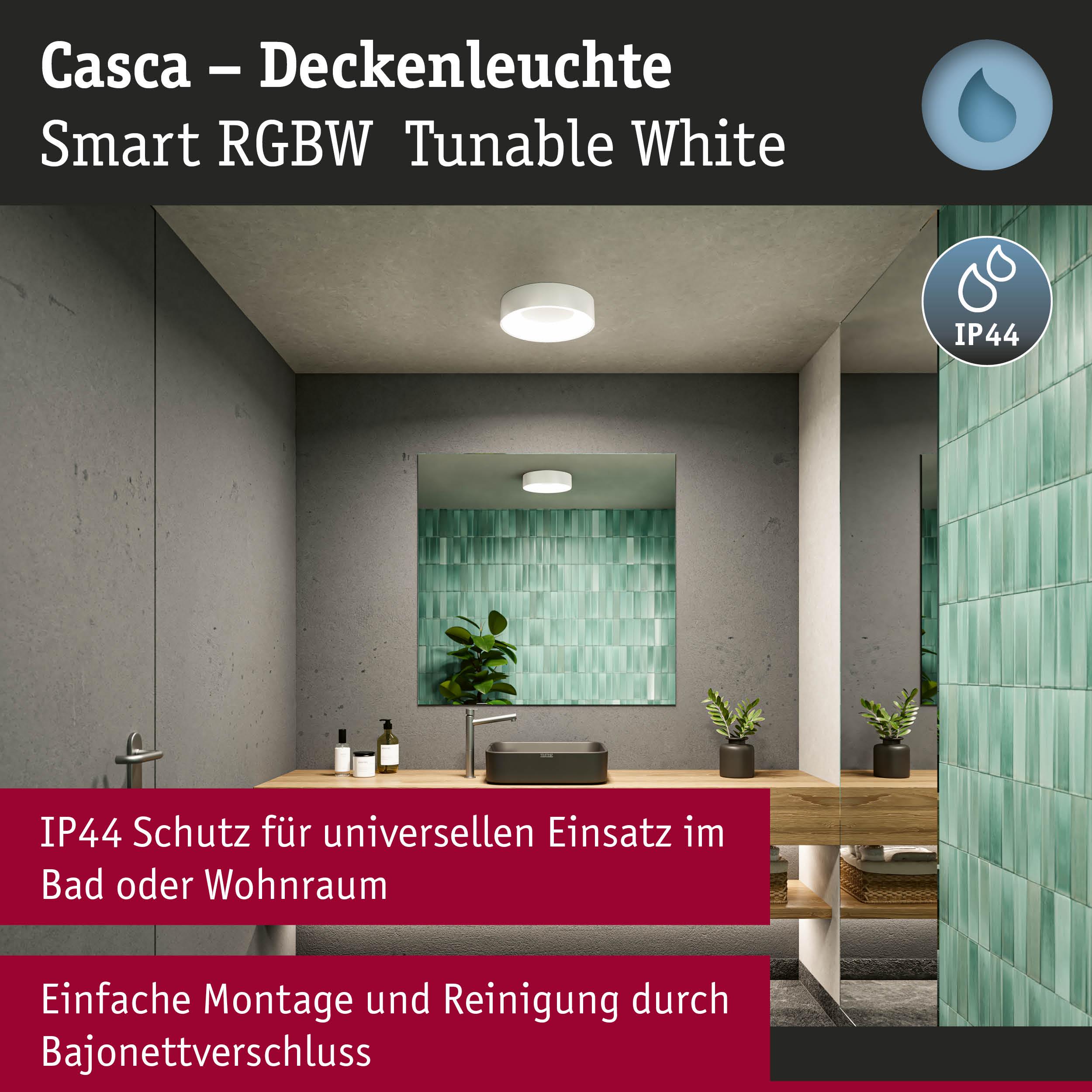 Weiße Casca Smart RGBW Deckenleuchte mit IP44 Schutz in modernem Badezimmer mit grünem Fliesenmuster