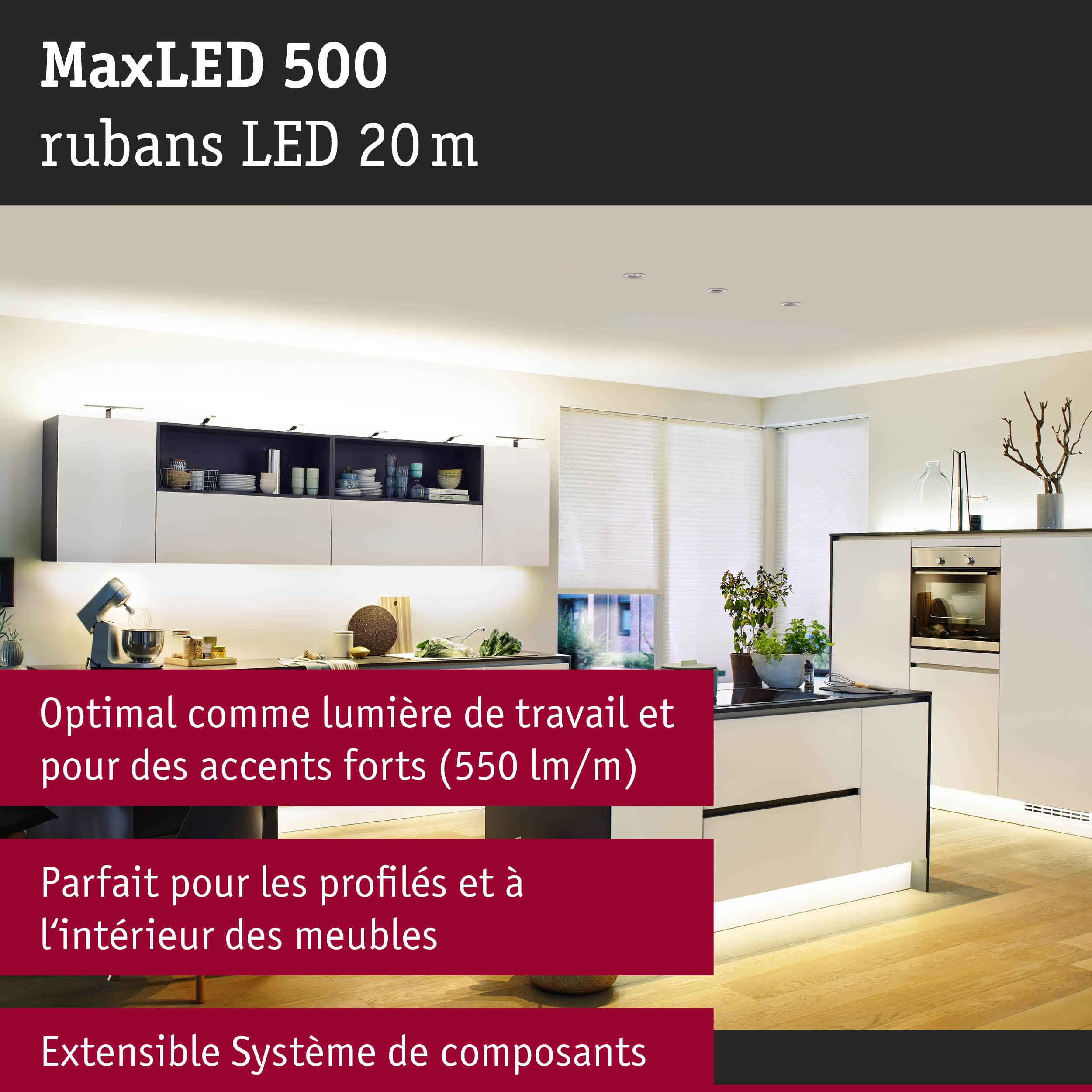 Cuisine blanche moderne avec éclairage LED sous les armoires et plan de travail pour lumière d'accent