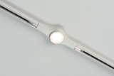Weißes LED-Schienensystem mit rundem Deckenstrahler aus Kunststoff für moderne Raumbeleuchtung