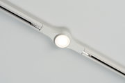 Rail LED blanc avec luminaire rond en plastique fixé au plafond