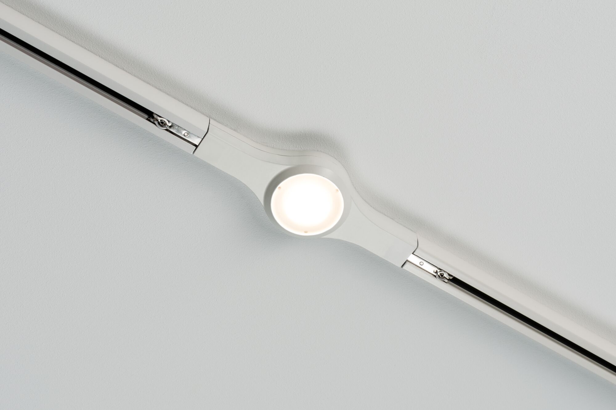 Rail LED blanc avec luminaire rond en plastique fixé au plafond