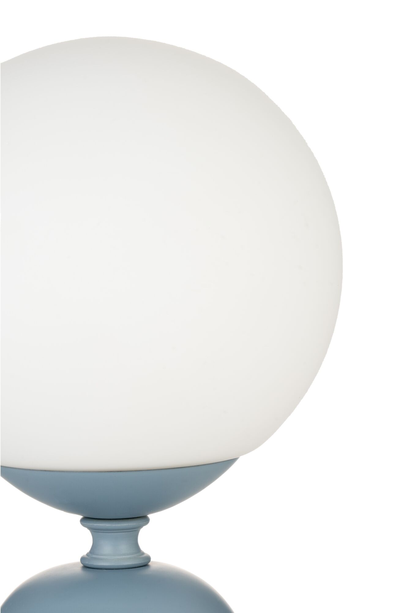 Moderne bordlampe med hvidt glas og blå metalfod til stilfuld belysning i hjemmet