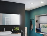 Drei runde Deckenleuchten aus Aluminium in Silber mit warmweißem LED-Licht im modernen Badezimmer.