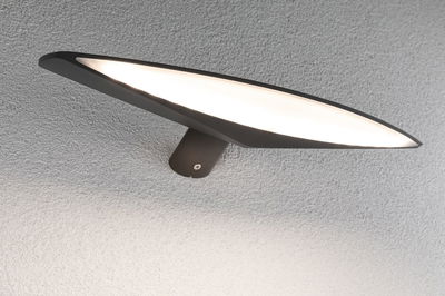 Zwarte LED-wandlamp met brede ovale lichtkap voor moderne binnenverlichting