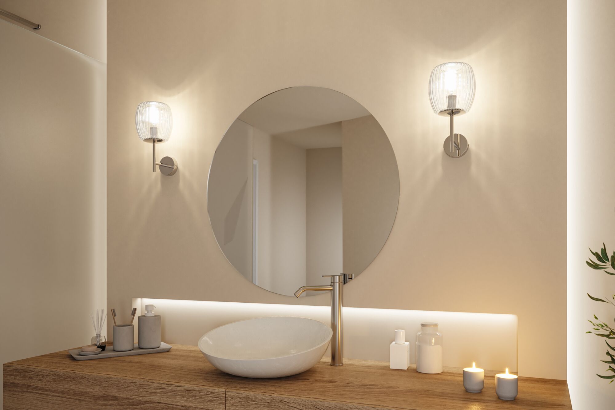 Modernes Badezimmer mit rundem Spiegel, Holzwaschtisch und zwei Wandlampen mit Glaslampenschirmen.