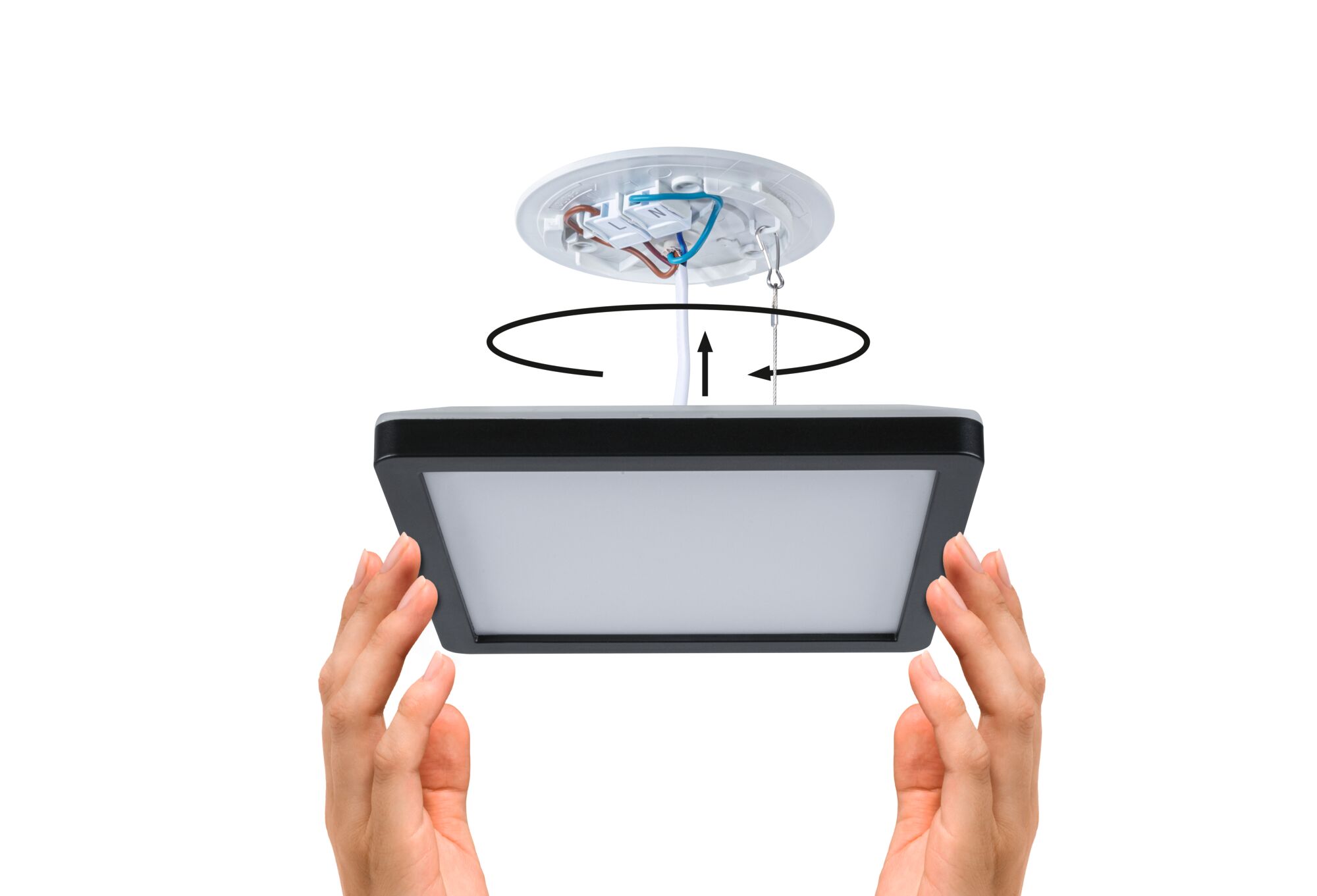 Montering af firkantet LED-loftlampe med sort ramme og hvid diffusor til moderne belysning.