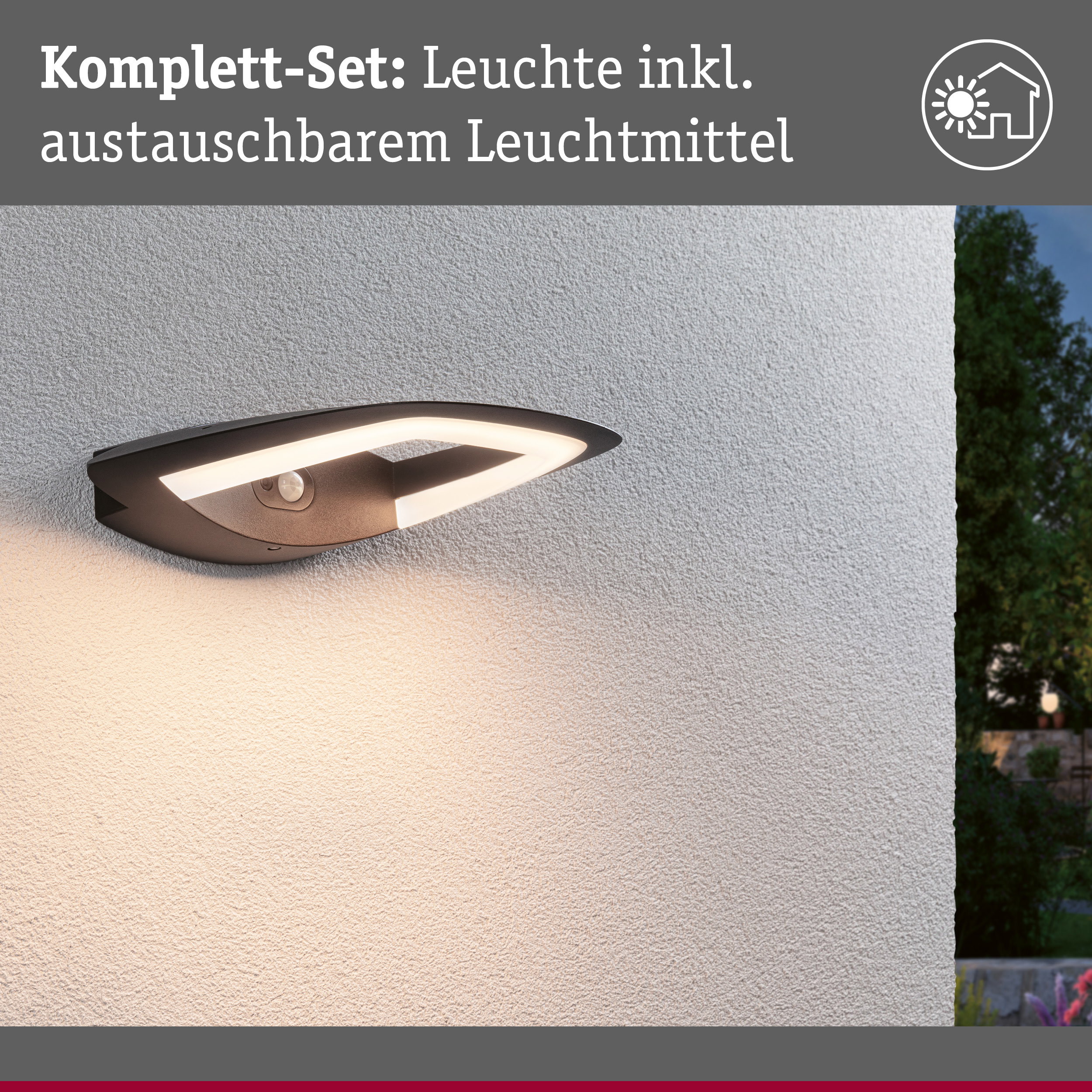 Moderne Außenwandleuchte in Schwarz mit integriertem LED-Licht und Bewegungsmelder an weißer Wand