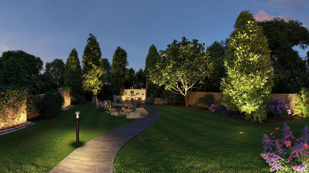 Beleuchteter Gartenweg mit schwarzem Outdoor-Steckdosenpfahl und warmweißem Licht für Außenbereiche.