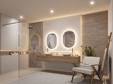 Modernes Badezimmer mit zwei ovalen, beleuchteten Spiegeln und Holzwaschtisch in natürlichem Braunton