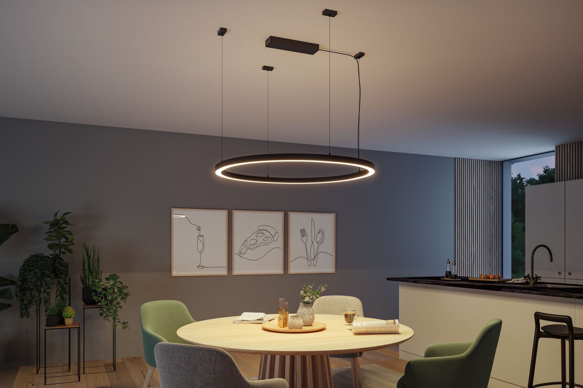 Sort rund LED-hængelampe med varmt hvidt lys over lyst træspisebord i moderne rum.