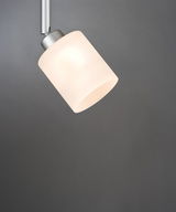 Moderne plafondspot met mat wit glas en zilveren metalen arm voor gerichte verlichting