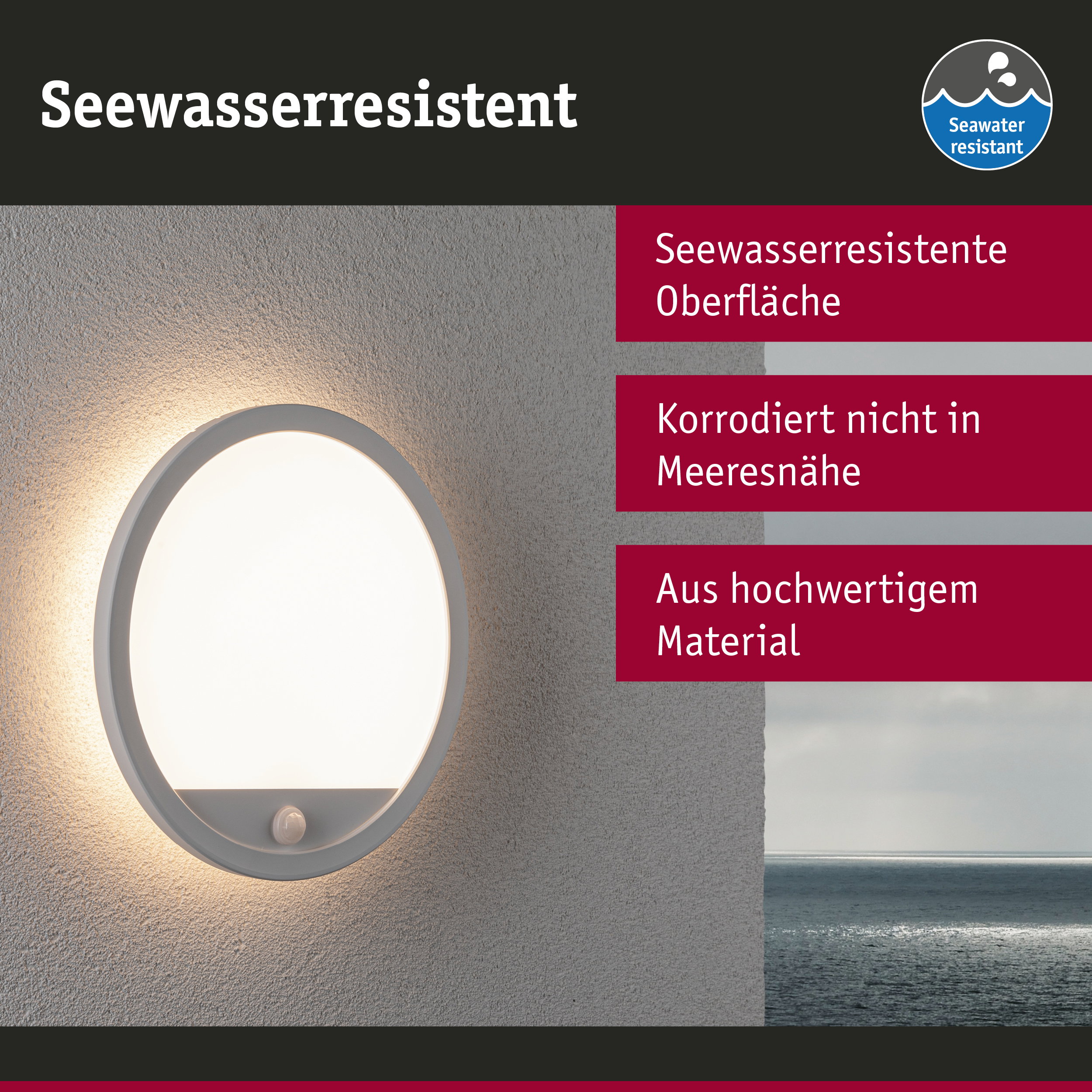 Runde weiße Wandlampe mit seewasserresistenter Oberfläche und warmem Licht an grauer Wand