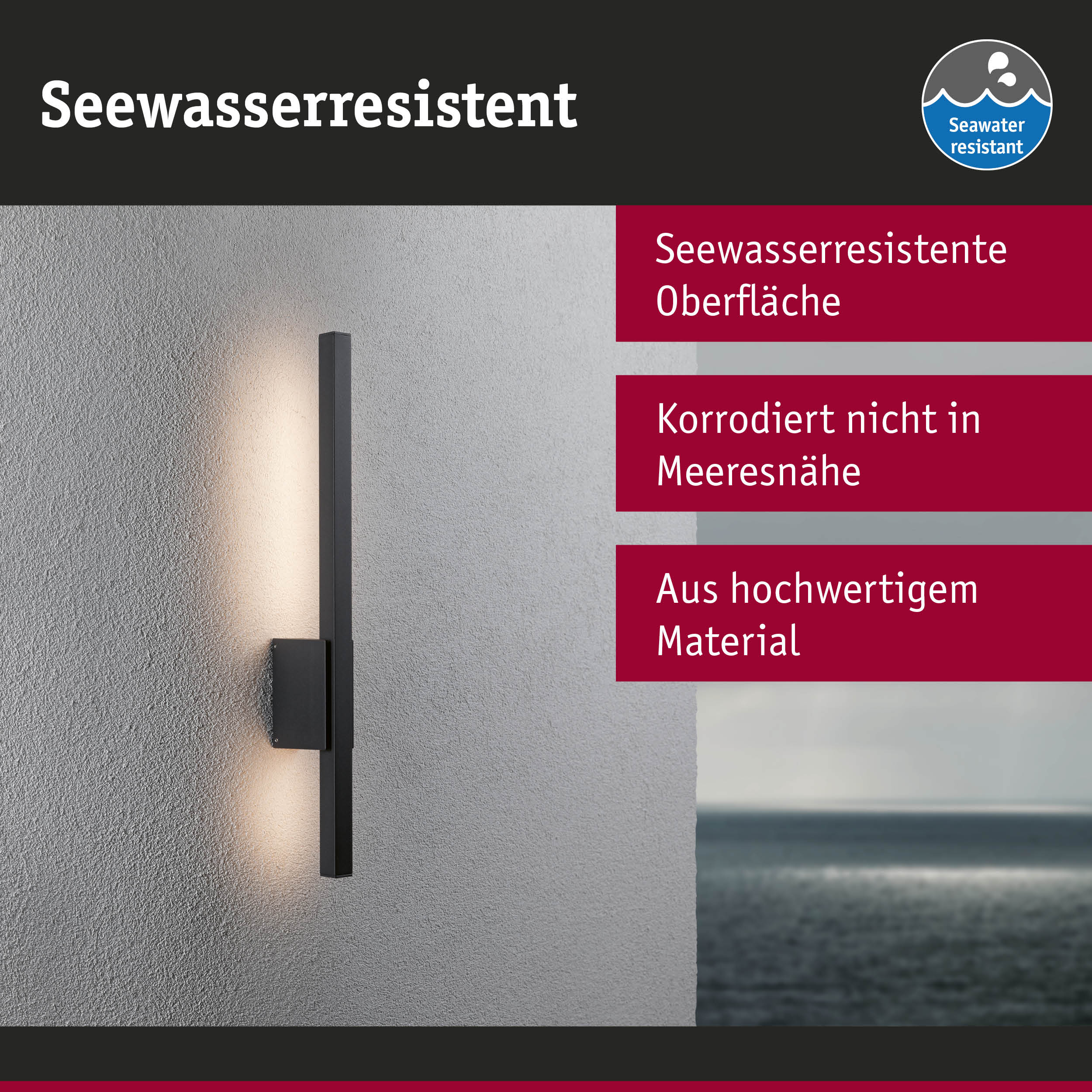 Schwarze LED-Wandleuchte mit seewasserresistenter Oberfläche an grauer Wand mit Meerblick