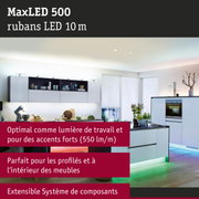 Cuisine blanche moderne avec éclairage LED sous les armoires et bandeau lumineux vert et bleu