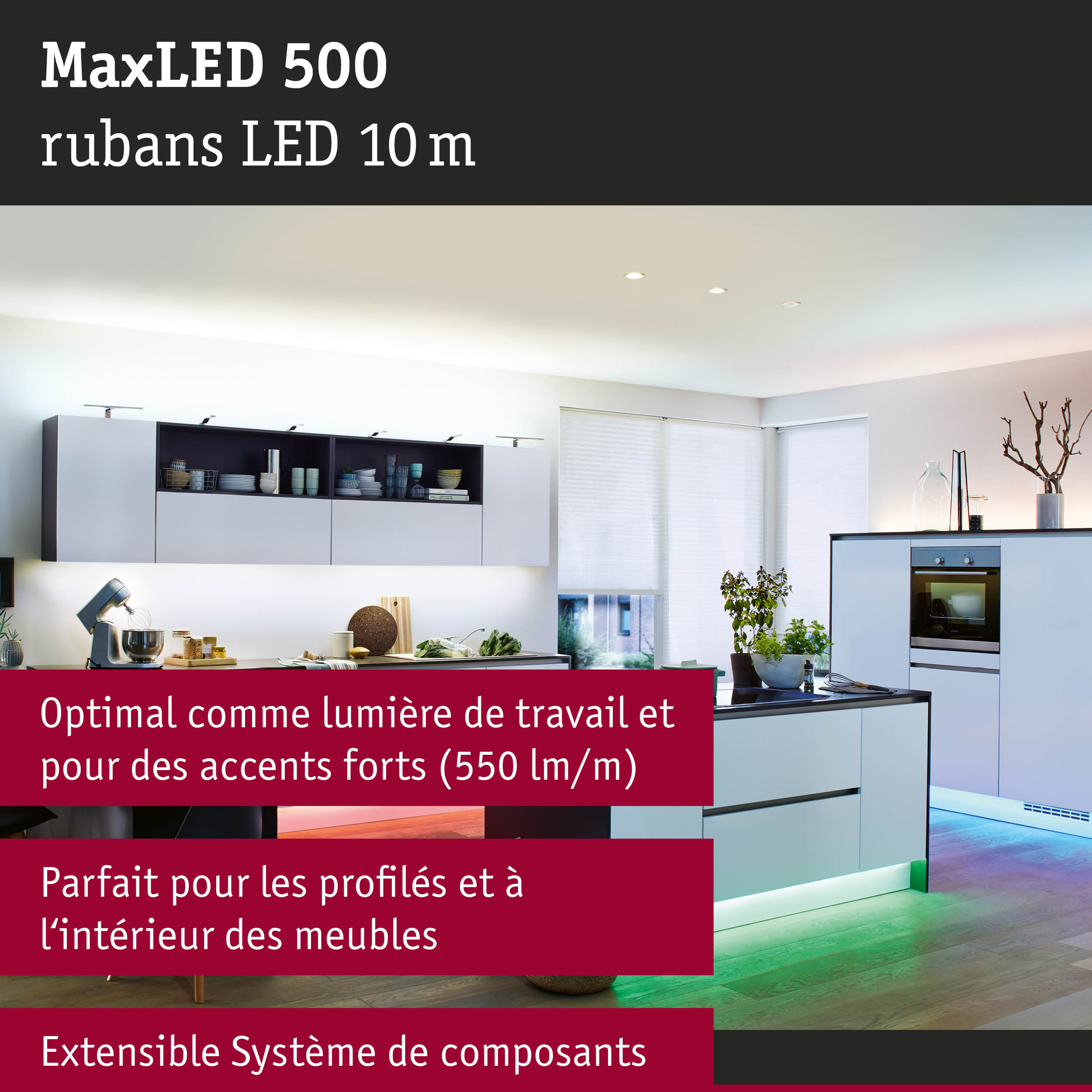 Cuisine blanche moderne avec éclairage LED sous les armoires et bandeau lumineux vert et bleu