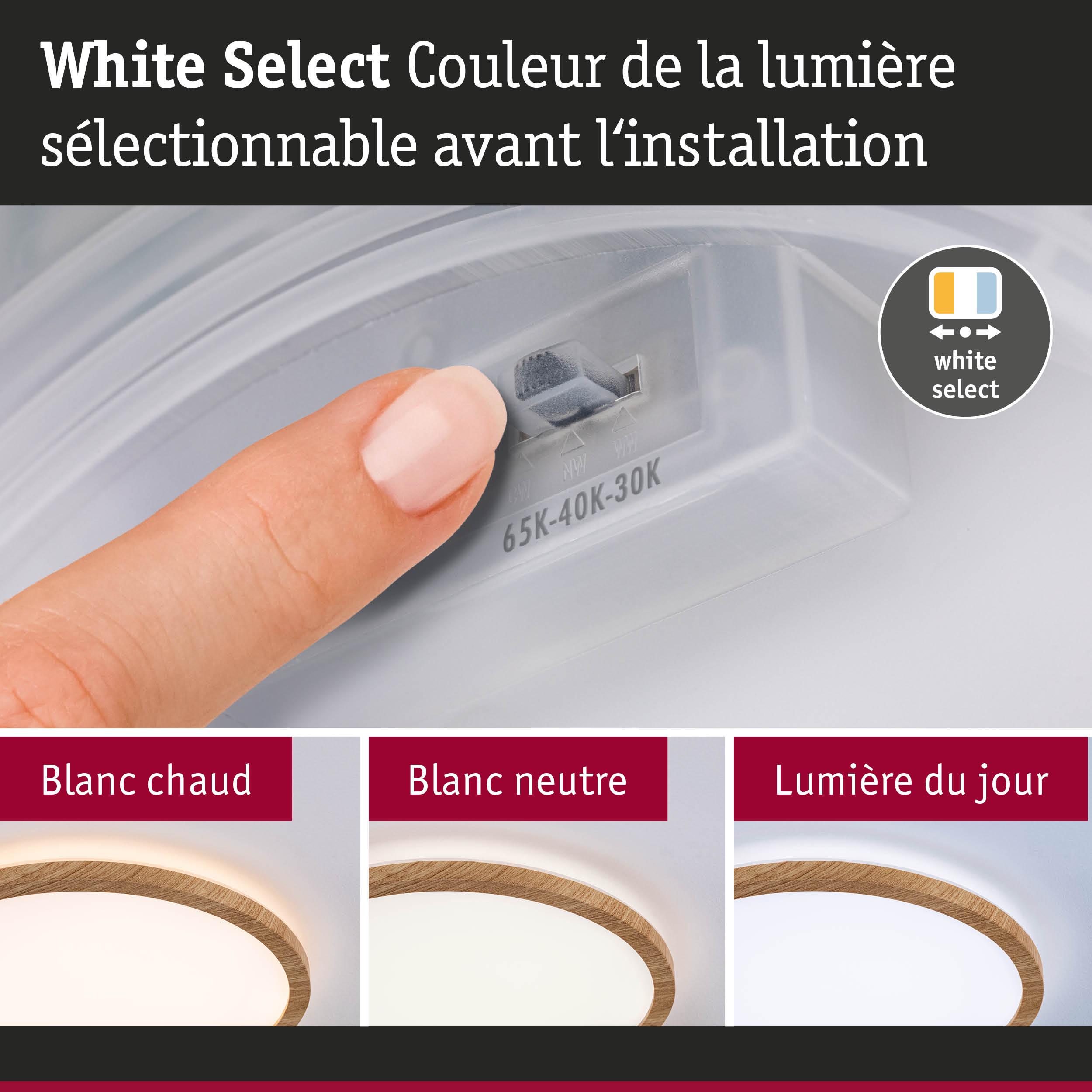 Doigt sélectionnant la couleur de lumière sur plafonnier LED blanc avec bord en bois, options blanc chaud, neutre, lumière du jour