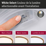 Doigt sélectionnant la couleur de lumière sur plafonnier LED blanc avec bord en bois, options blanc chaud, neutre, lumière du jour
