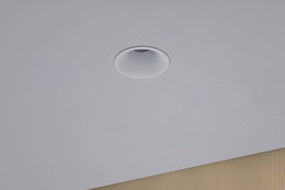 Weißer Einbaustrahler aus Kunststoff in Decke integriert für moderne LED-Beleuchtung