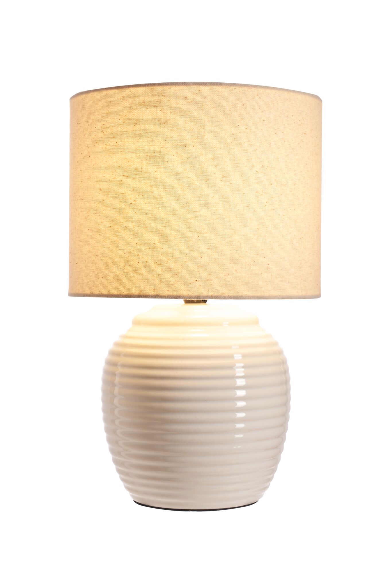Tafellamp met crèmekleurige keramische voet en beige stoffen kap voor sfeerverlichting