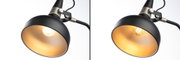 Schwarze Metall-Schreibtischlampe mit goldfarbenem Innenreflektor und warmweißem LED-Leuchtmittel
